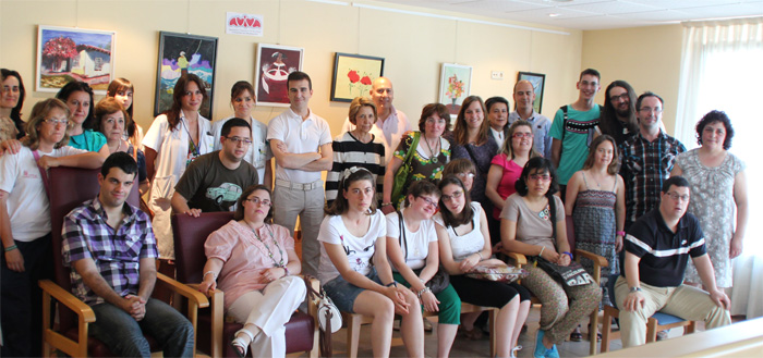 Fotografía de los artistas junto con el personal de la residencia y miembros del consejo del Grupo Limcasa.
